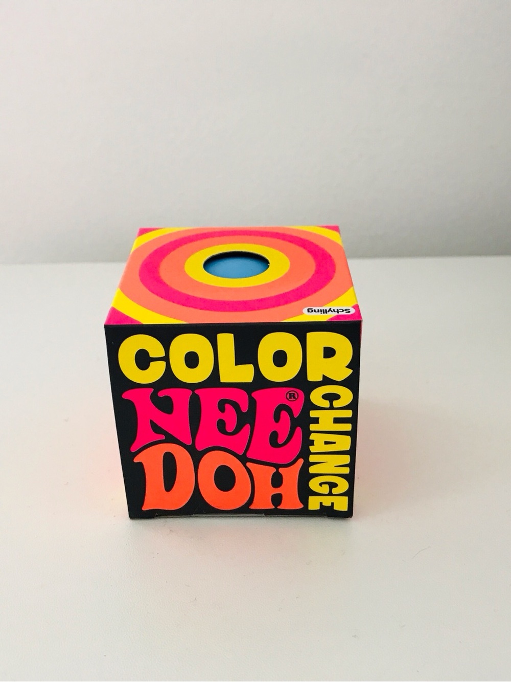 NeeDoh Color Change Ball โ Blue turns to Pink